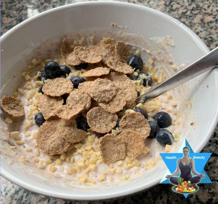 Crunchy (5) Knusprige Flakes mit veganem Joghurt und Beeren - zum Fasten mit der LR Bodymission