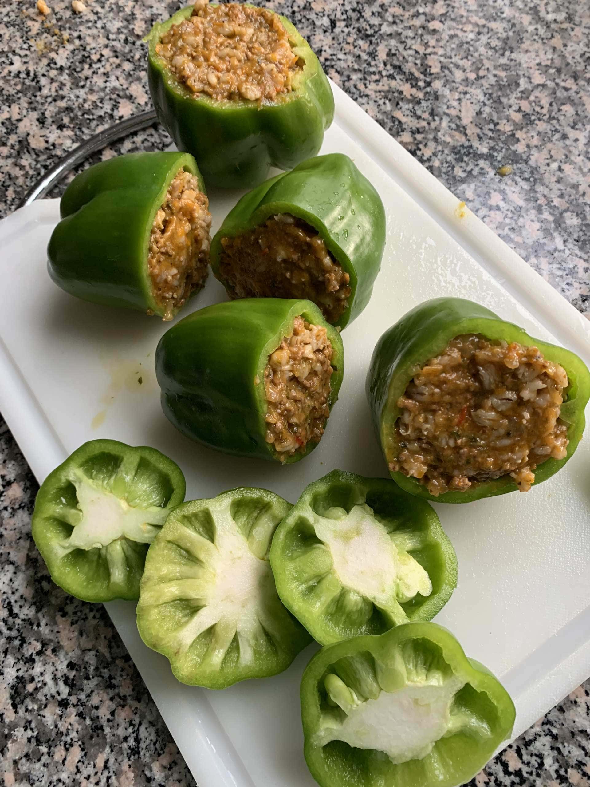 Die Paprika werden hier mit Faschiertem und Gerste sowie Kräutern gemischt gefüllt.