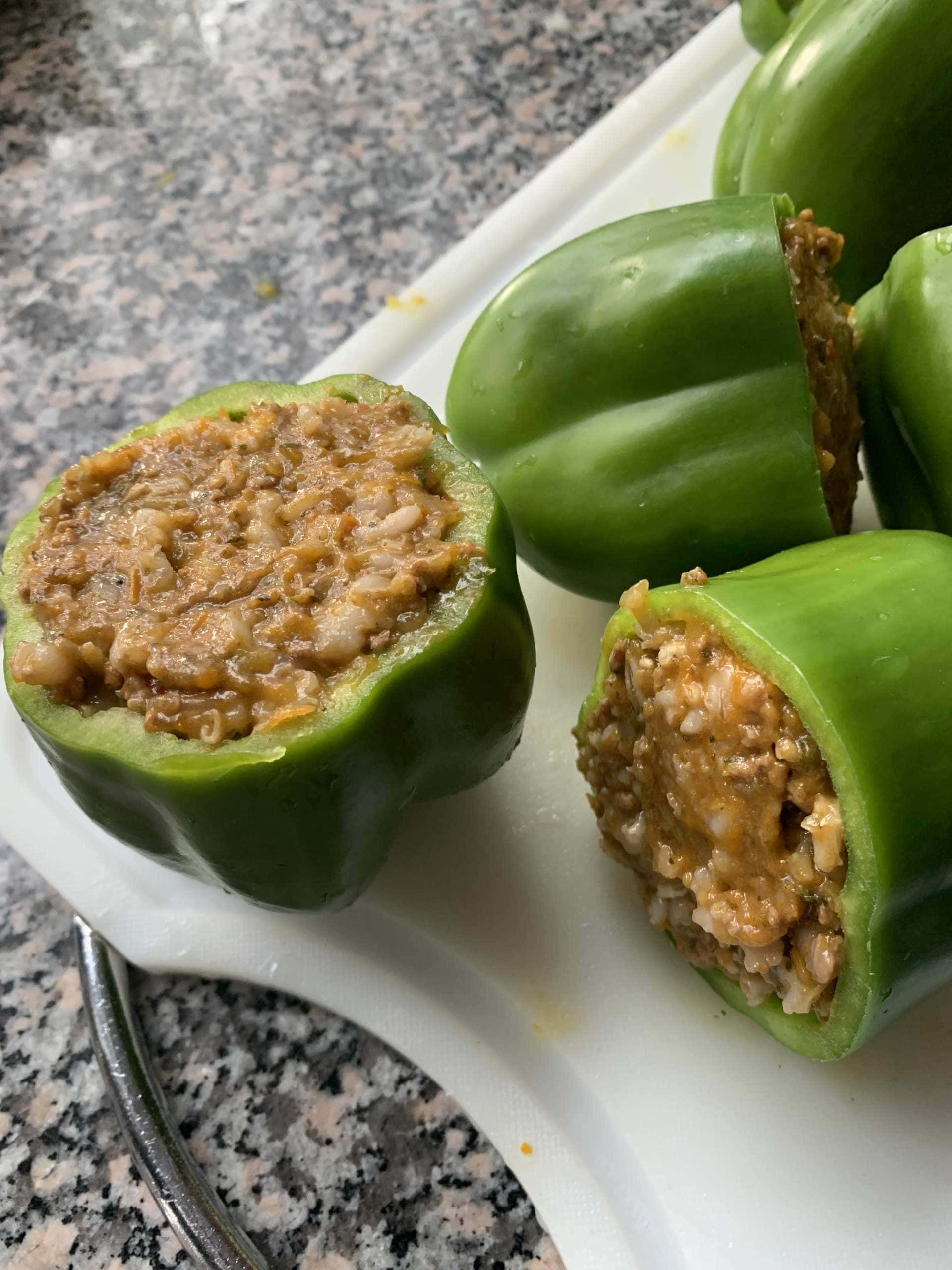 Gefülle_Paprika_gelbe_Tomatensauce (8) In diesem Rezept haben wir die Paprika mit Faschiertem und Gerstengrau´pen gefüllt