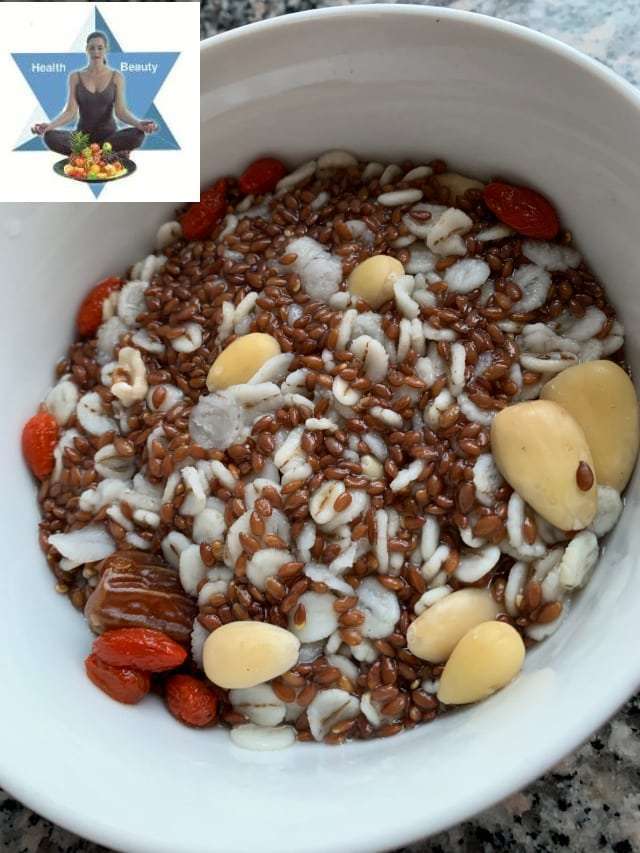 Das Overnight Gerstenporridge ist wunderbar auch für eine Gerstenkur gegen Fettleber als Frühstück zu empfehlen. Eingeweichte Gerstenflocken zum Frühstück.