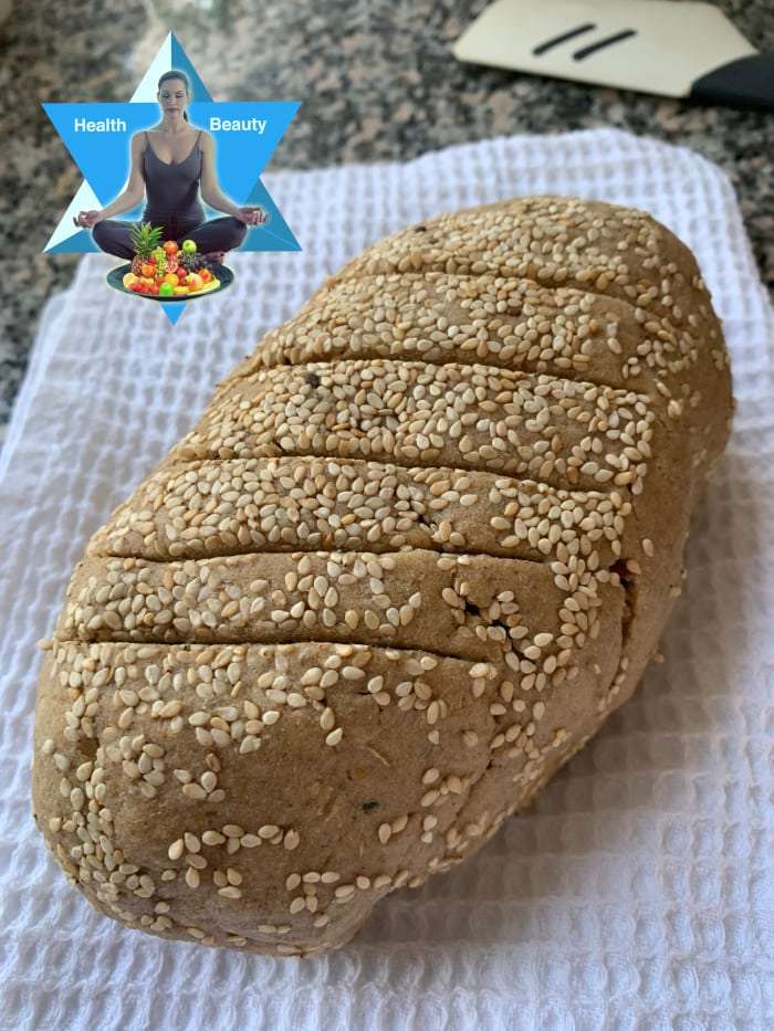 Golden_Leinsamen_Ketobrot (10) Ketogenes Brot aus ketogenen Mehlalternativen schmeckt anders, als normales Brot aus Getreide.