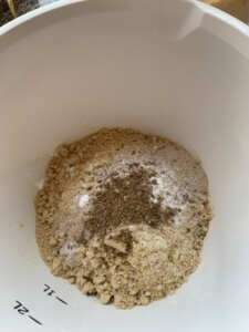trockene Zutaten für das Goldleinsamen ketogene Brot