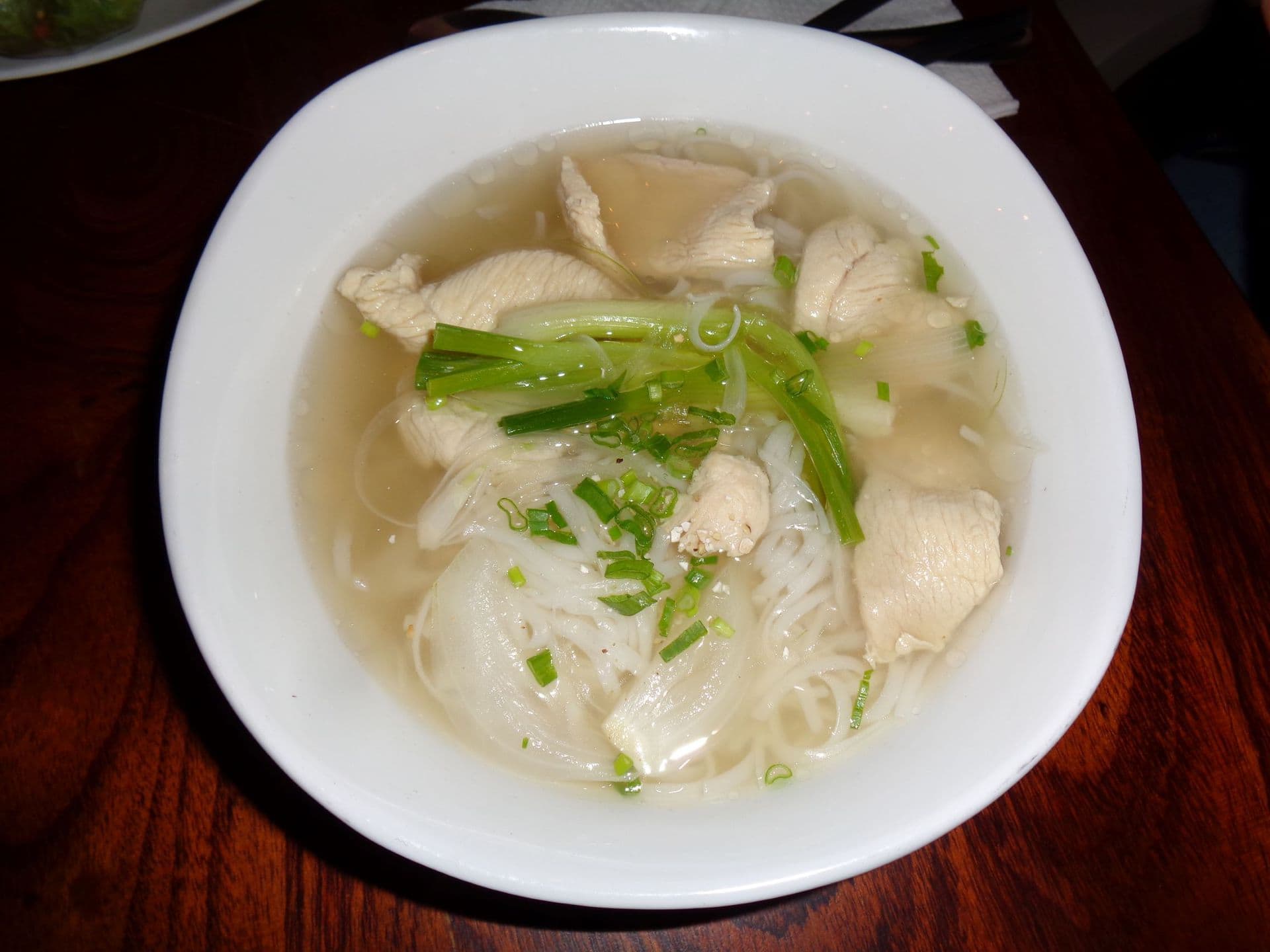 Pho Po Suppe mit Hühnerfleisch