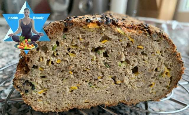 Ketogenes Low Carb Brot mit Kürbiskernen und Zucchini glutenfrei