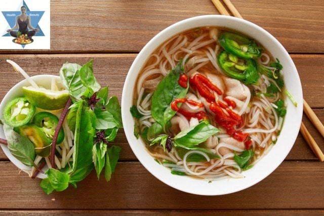 Gemüsekraftsuppe aus der TCM weiterverarbeitet zur pikanten Asia Suppe
