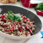 Glutenfreier Quinoasalat mit Granatapfelkernen und roten Bohnen