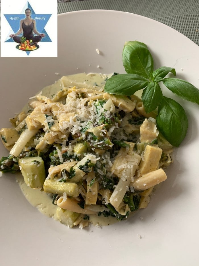 Ketogene Nudeln mit Mangold und Spargelsauce mit ketogenen Nudeln