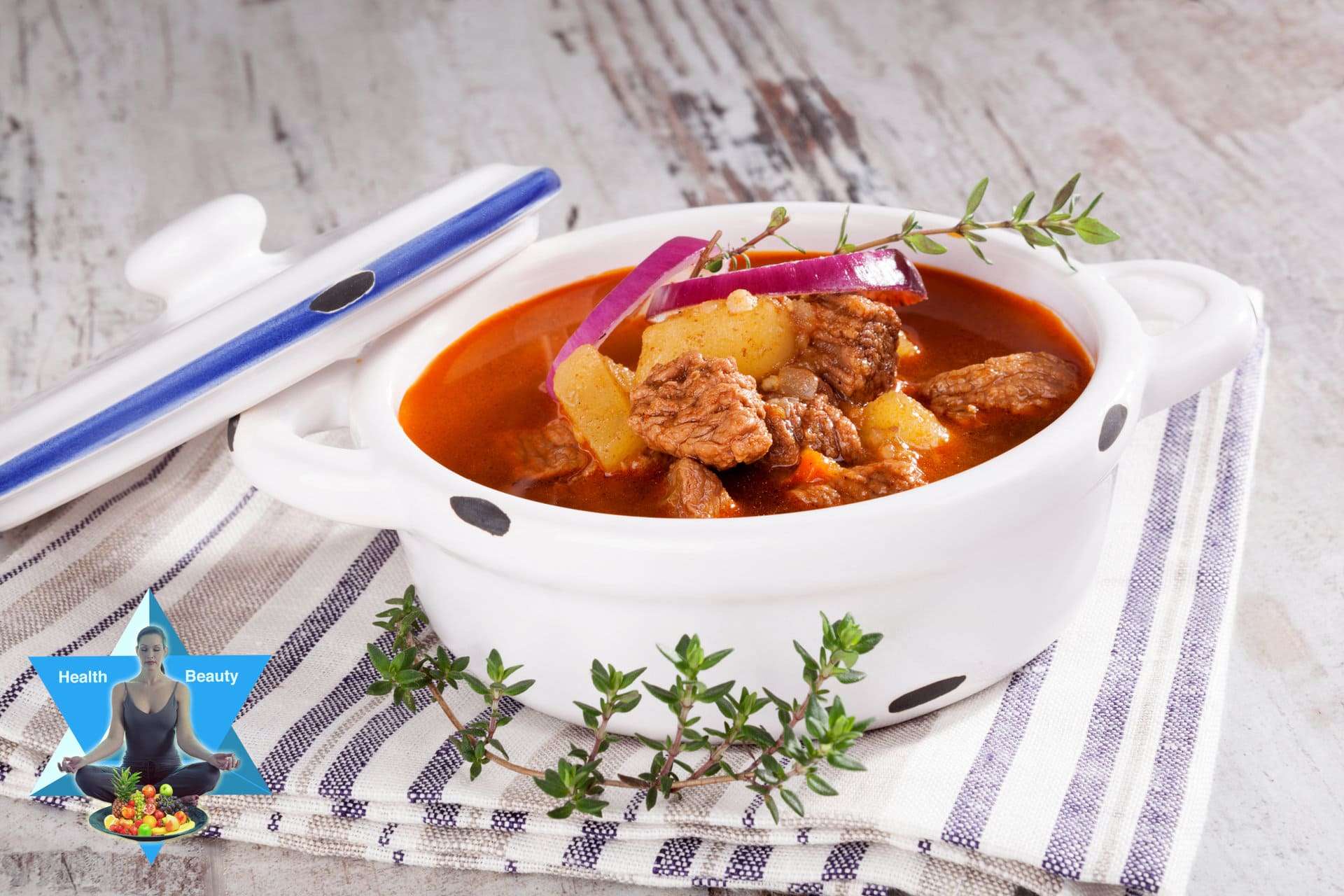 Ein Teller scharfe Suppe zur Stärkung des Immunsystems - Essen für das Immunsystem im Herbst