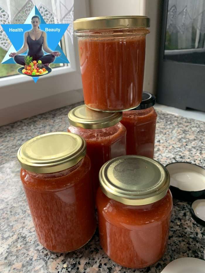 Tomatensoße_einkochen (1) Selbstgekochte Tomatensoße Paradeissoße schmeckt säuerlich süß und kann für viele Gerichte verwendet werden.