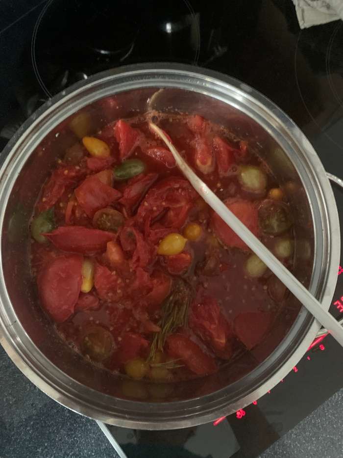 Selbstgekochte Tomatensoße Paradeissoße schmeckt säuerlich süß und kann für viele Gerichte verwendet werden.