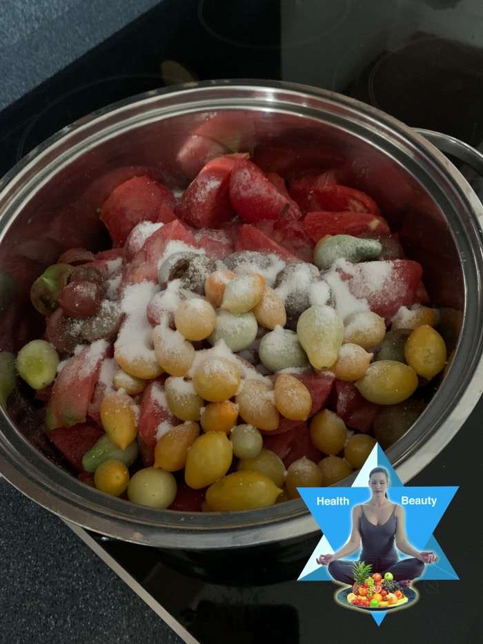 Tomatensoße_einkochen (9) Selbstgekochte Tomatensoße Paradeissoße schmeckt säuerlich süß und kann für viele Gerichte verwendet werden.