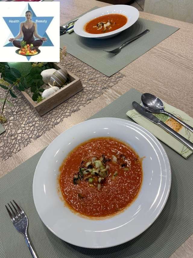 Diese sommerliche Tomatensuppe mit Stangensellerie eignet sich hervorragend für ein leichtes Mittag- oder Abendessen