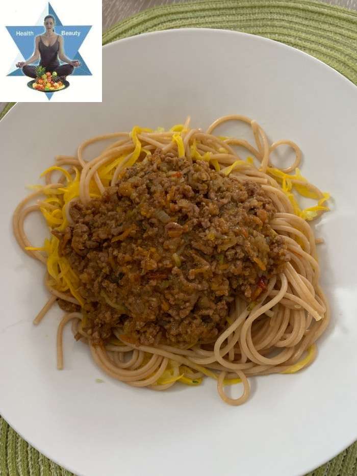 Zoodle_Spaghetti_Bolognaise (7) Zoodles kannst du aus grünen oder auch gelben Zucchini machen.
