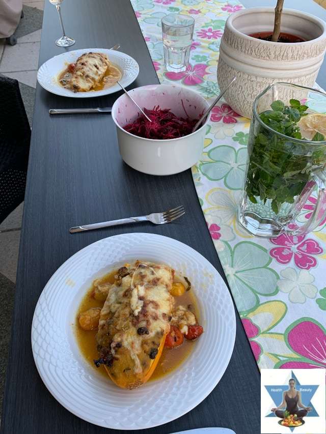 Vegetarisch gefüllte Zucchini mit Gerstengraupen und Walnüssen