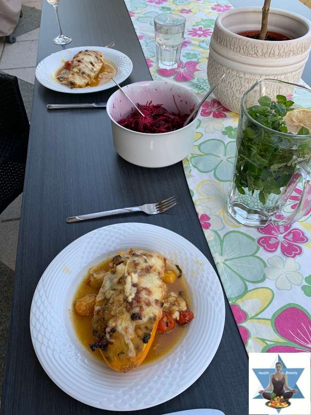 Roter Rübensalat (rote Bete, Rande) passt hervorragend zu unseren vegetarisch gefüllten Zucchini