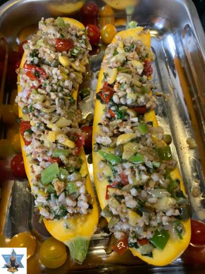 Vegetarisch gefüllte Zucchini mit Gerstengraupen und Walnüssen