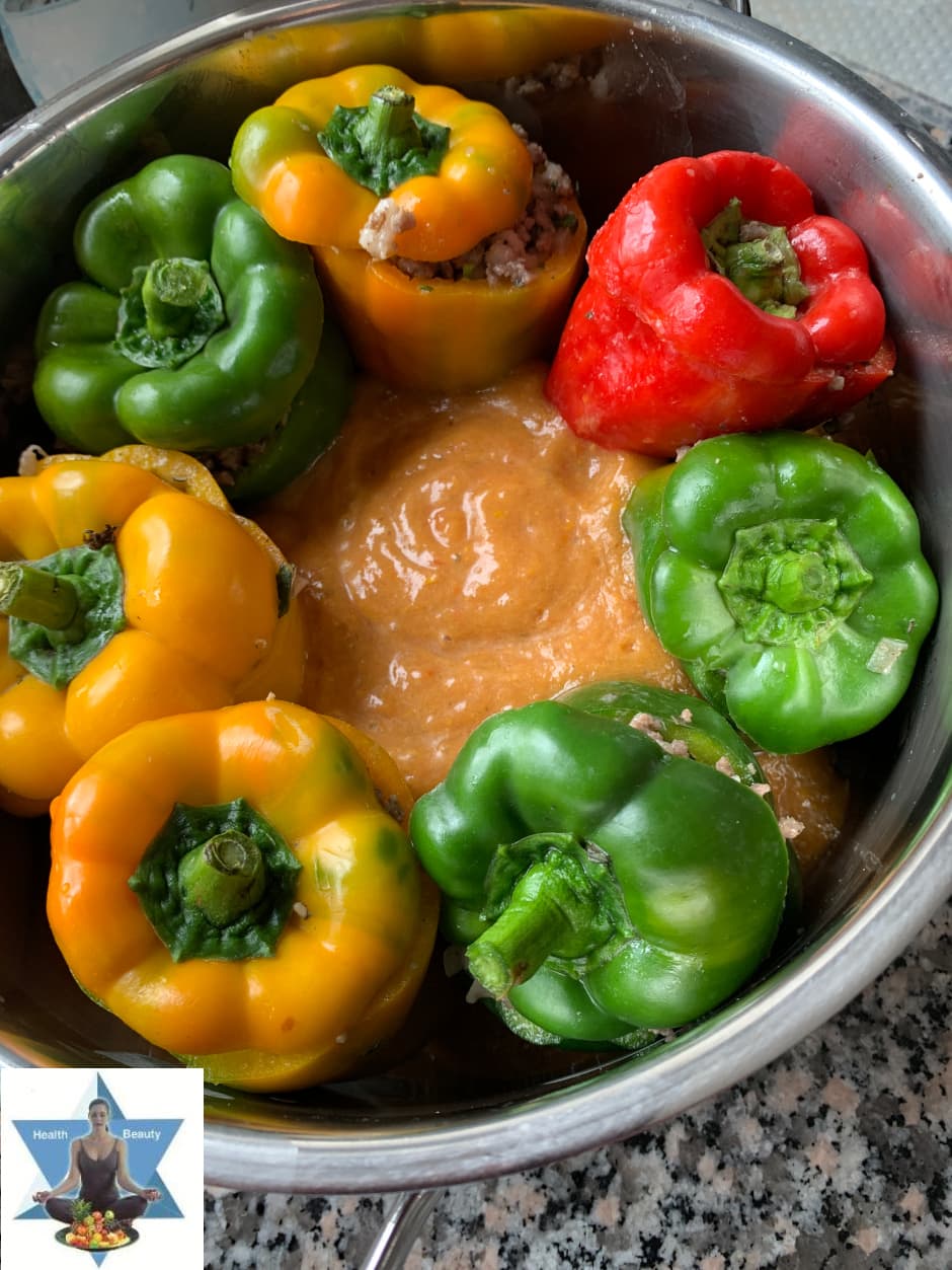 gefuellte_paprika_bunt (1) Alle Farben und 5 Elemente findest du in den gefüllten Paprika - wenn du gelbe, rote und grüne Paprika vewendest.