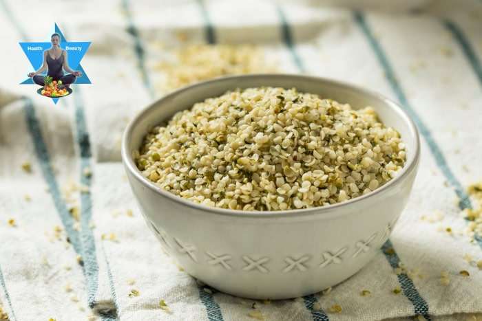 hanf_samen_geschaelt Geschälte Hanfsamen schmecken bekömmlich leicht süßlich und liefern wertvolle Inhaltsstoffe wie B-Vitamine und Omega 3