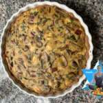 keto quiche ketogenes mittagessen glutenfrei mit rote ruebenblätter und Champignons.