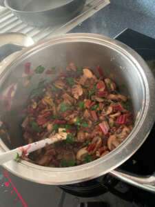 Rote Rüben Quiche - das Gemüse vorher dünsten