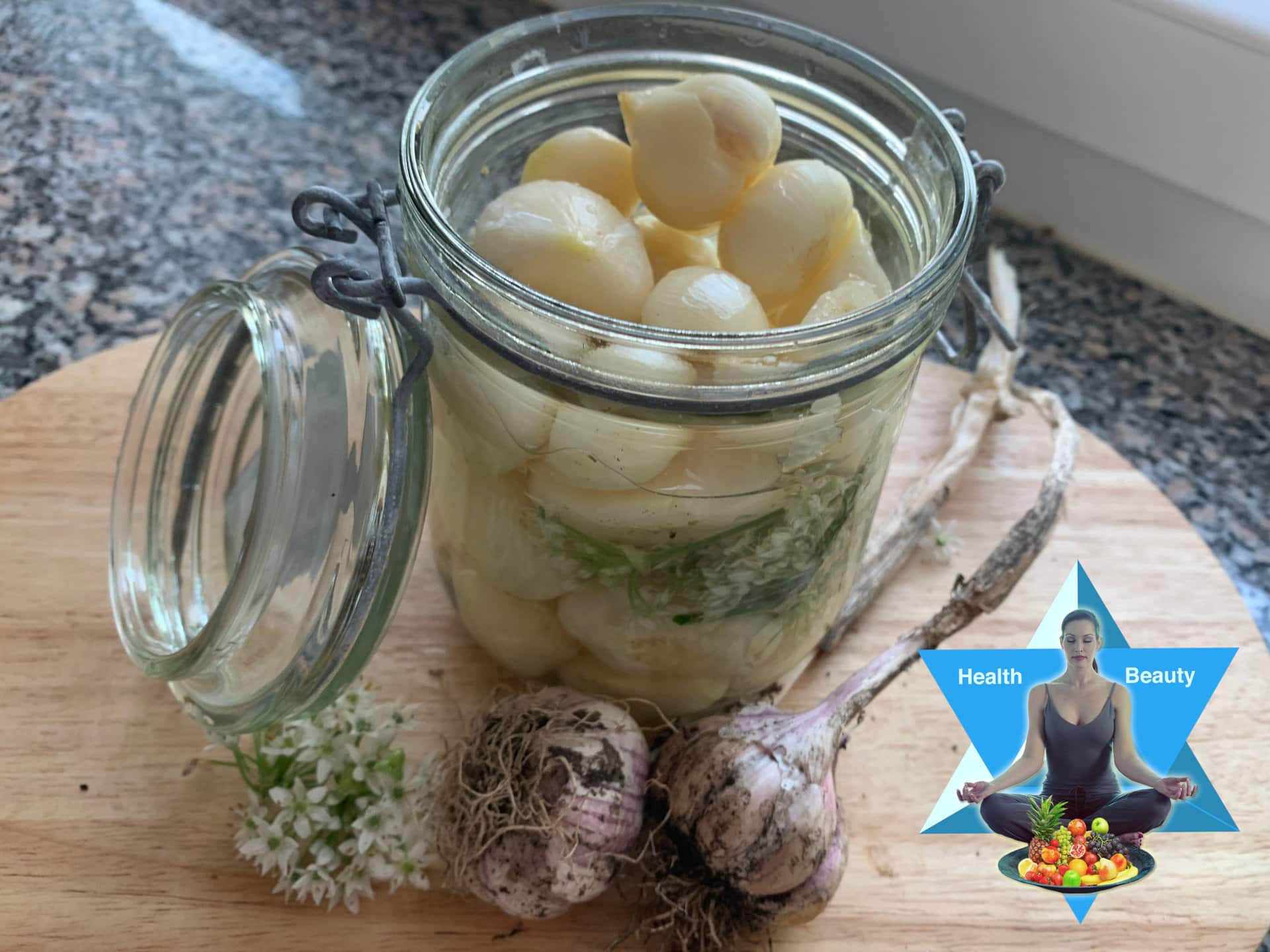 Fermentierter Knoblauch ist eine würzige Beilage - Rezept