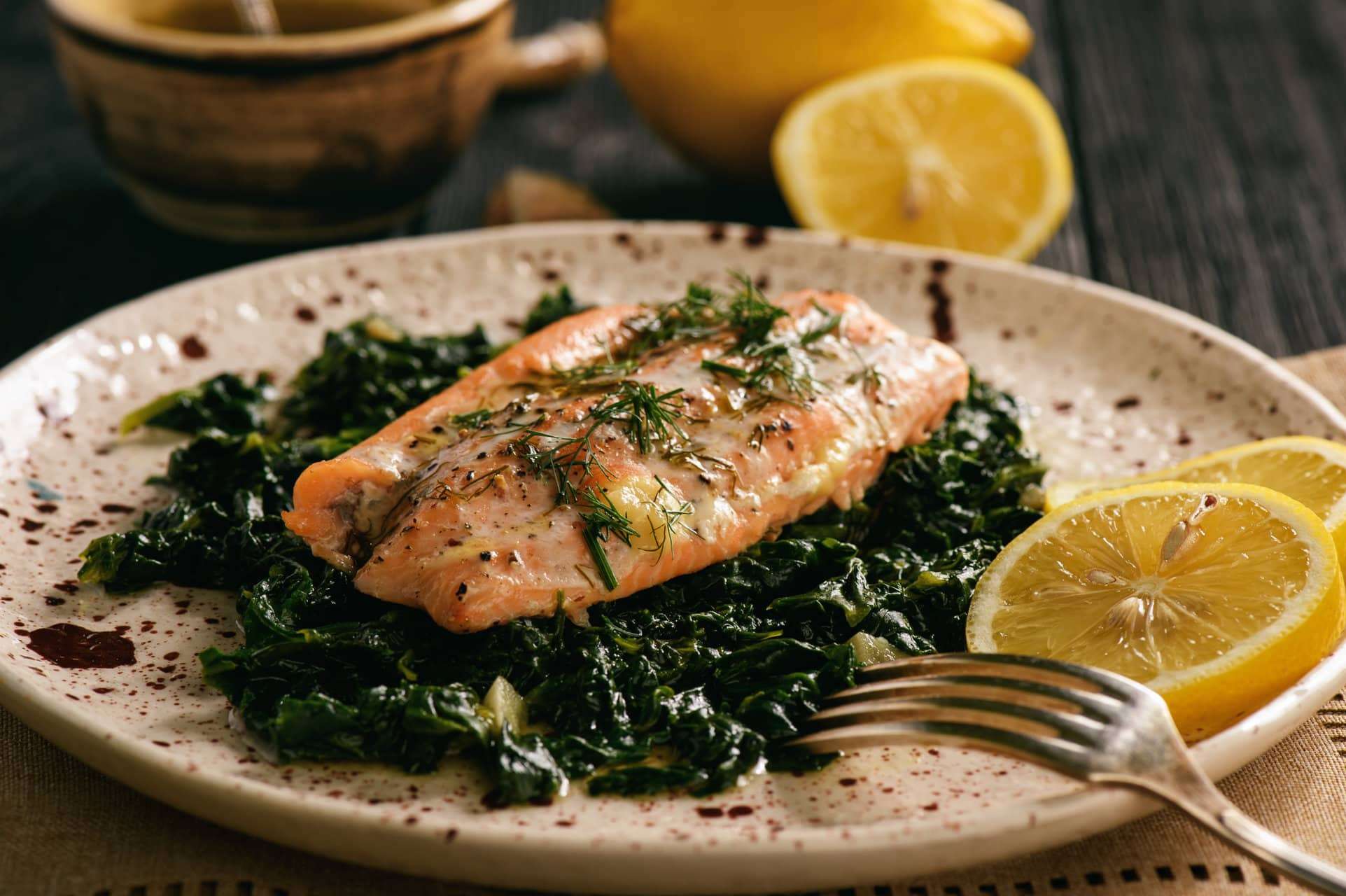 lachs_spinatbeet_zitrone Hochwertiges Lachfilet aus Wildfang liefert wertvolle Omega 3 Fettsäuren für eine entzündungs-hemmende Ernährung.