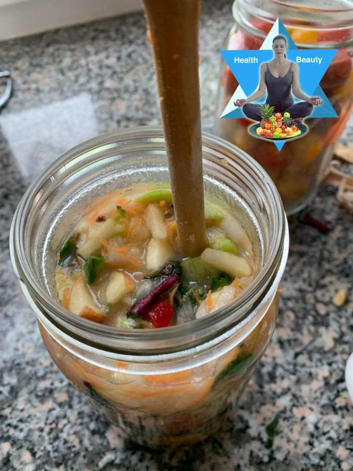 Koreanisches Kimchi aus roten Rübenblättern
