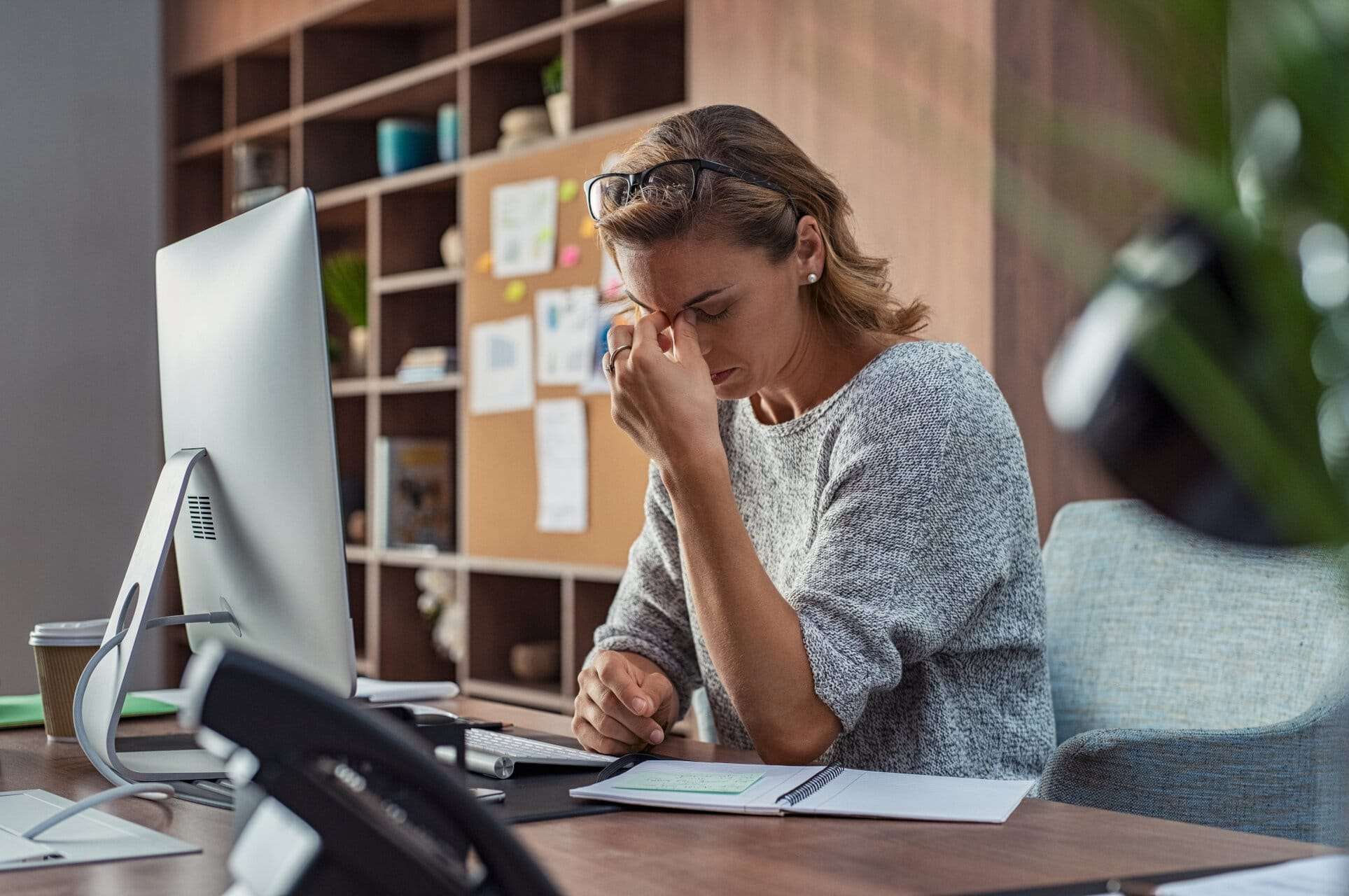 stress_frau_arbeit Wenn die Energiereserven in den Nieren erschöpft sind, kommt es zu ständiger Müdigkeit und Energiemangel. Besonders nach Erkrankungen wie Covid oder auch Krebstherapie.